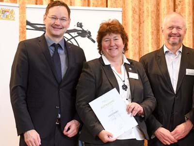 Der bayerischen Verkehrsminister Dr. Hans Reichart übergibt die Aufnahmeurkunde