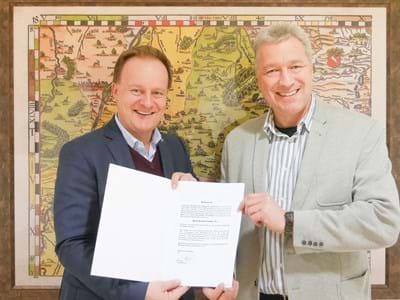 Bernhard Schäfer erhält Urkunde zur Bestellung als ehrenamtlicher Archivpfleger