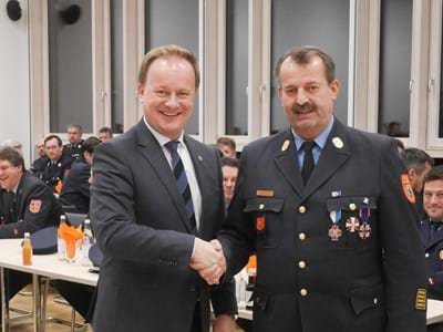 Landrat Robert Niedergesäß gratuliert Kreisbrandrat Andreas Heiß
