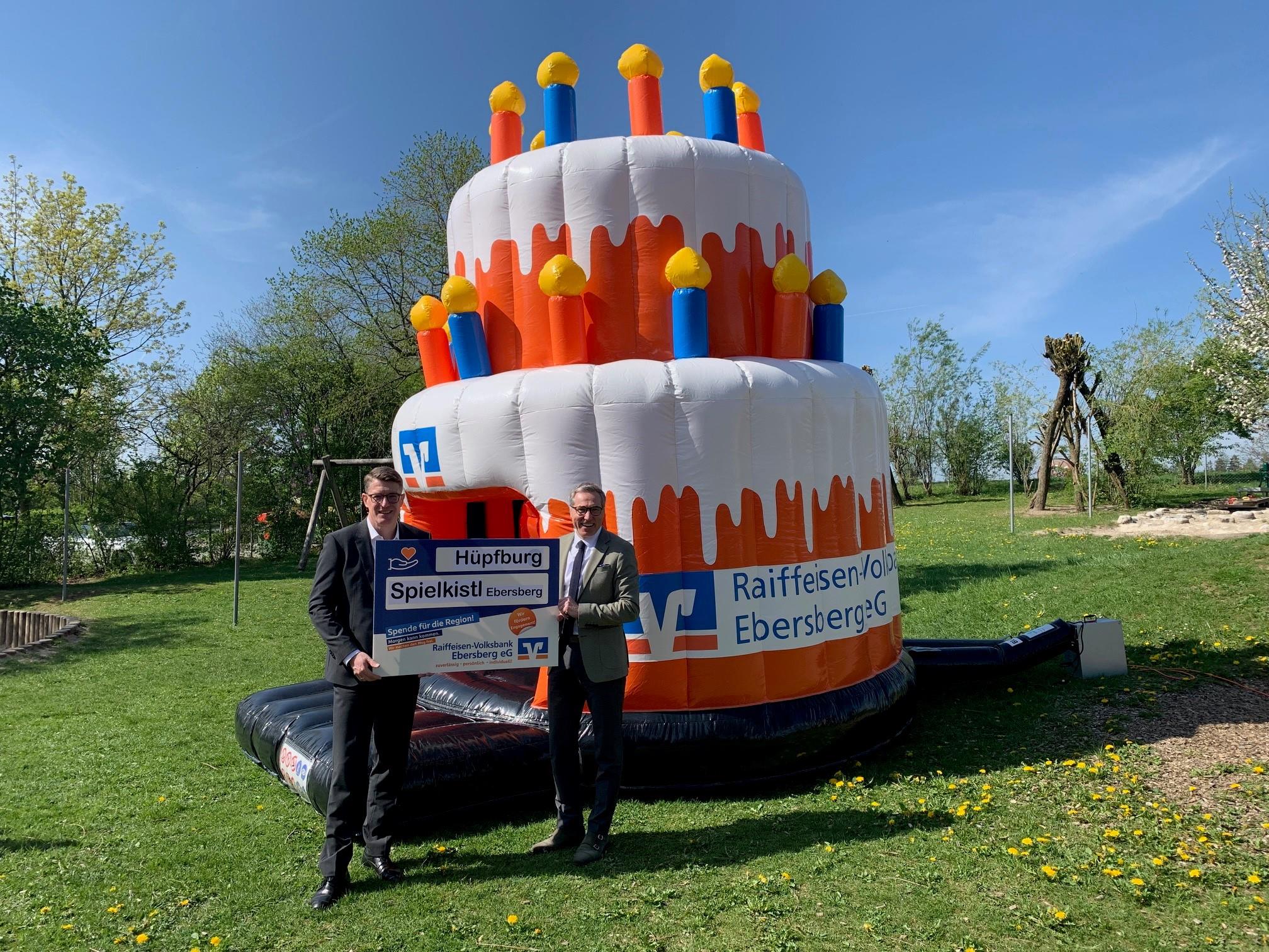 Zuwachs fürs Spielkistl: die neue Hüpfburg „Torte“ der Raiffeisen-Volksbank Ebersberg eG 