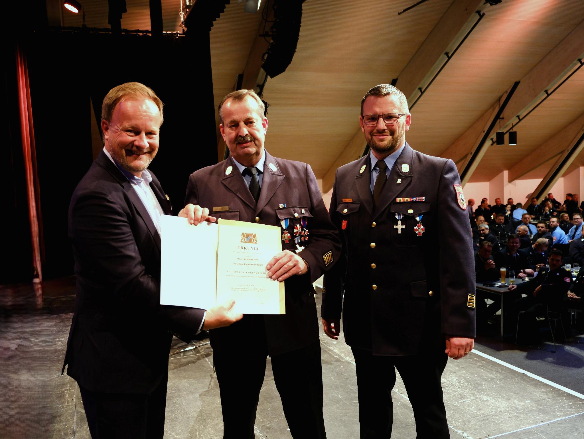 Feuerwehrehrung Landrat Robert Niedergesäß ehrt Feuerwehrleute
