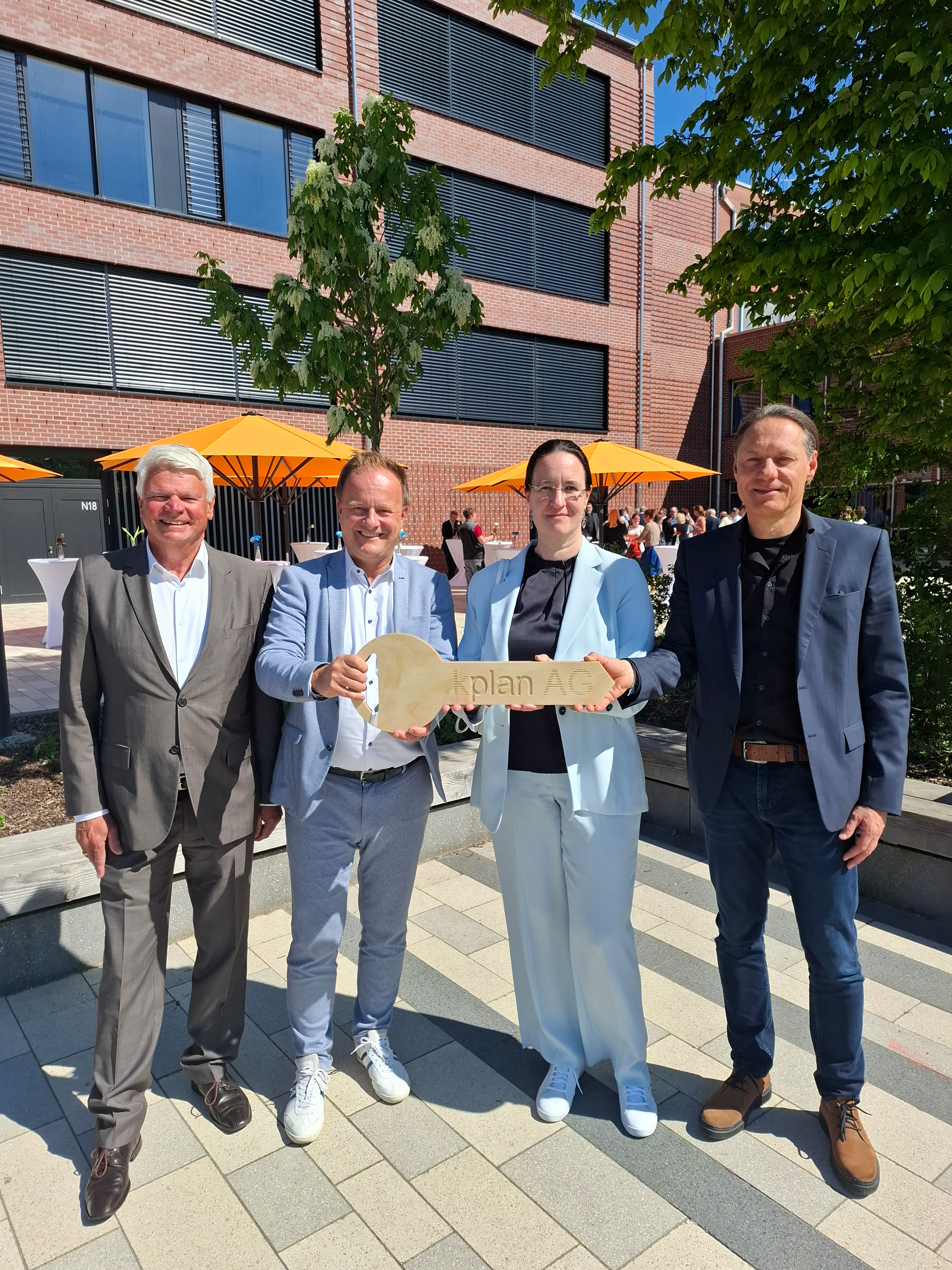 Erweiterung HGV-Neu OStD a.D. Rüdiger Modell (ehem. Schulleiter Humboldt-Gymnasium Vaterstetten) Landrat Robert Niedergesäß, StDin Sabine Schwaiger (Schulleiterin Humboldt-Gymnasium Vaterstetten), Christian Lanzinger (Geschäftsführung kplan AG Abensberg) bei der symbolischen Schlüsselübergabe