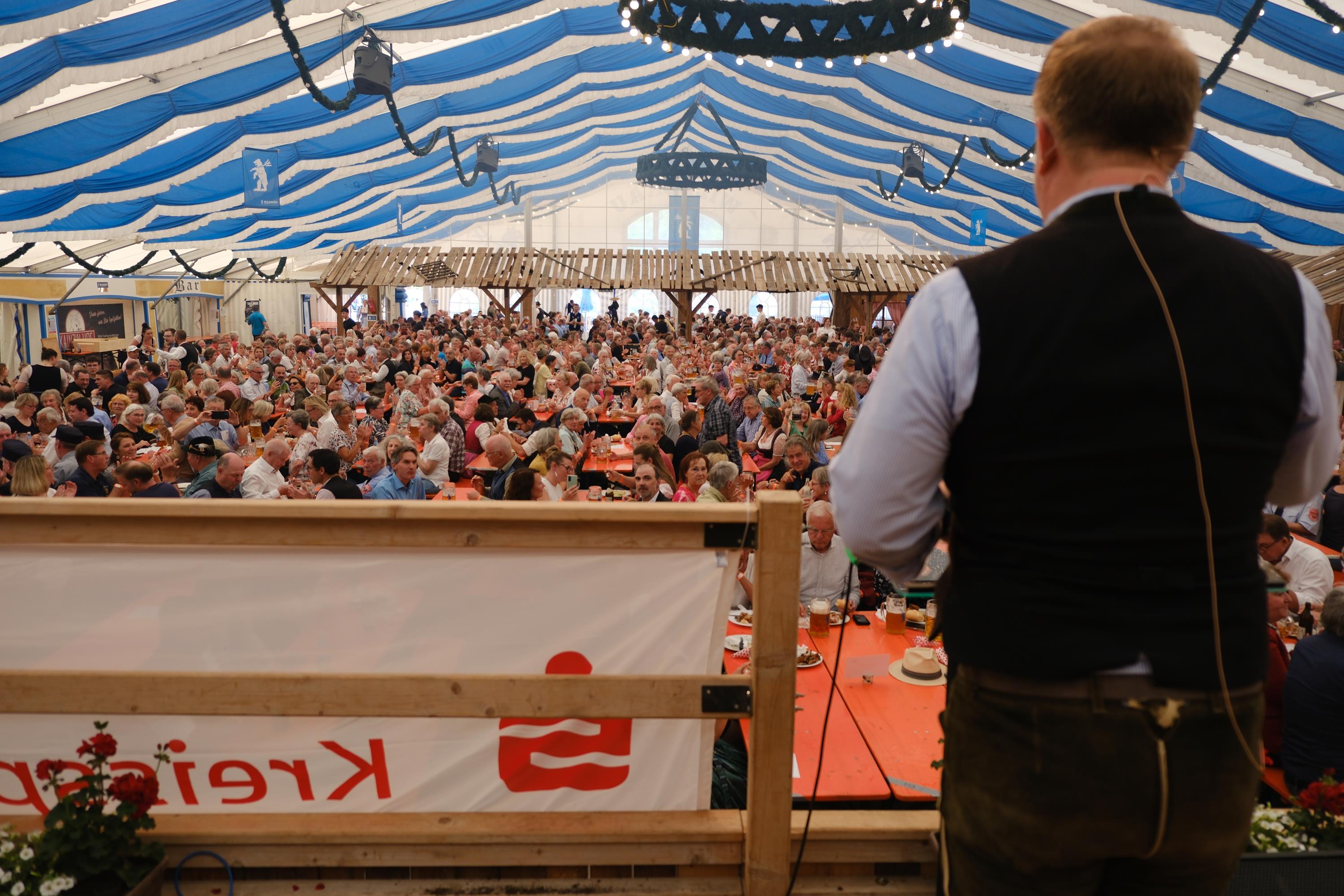 Landrat Robert Niedergesäß bei der Begrüßung der Ehrenamtlichen