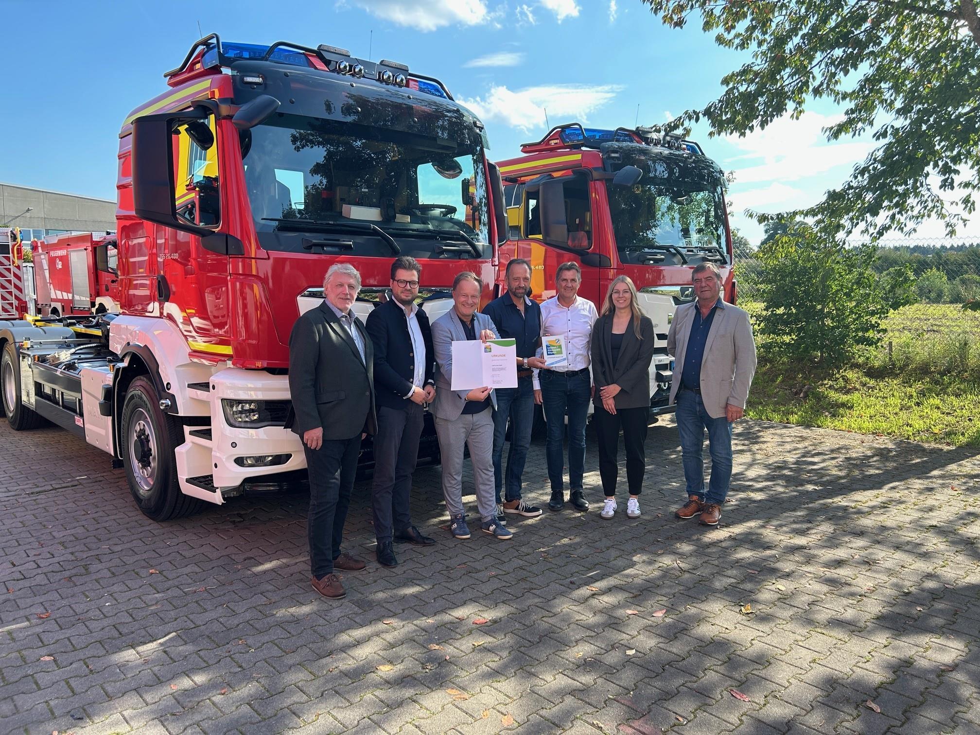 Kreishandwerksmeister Johann Schwaiger, Mathias Hausmann jun., Landrat Robert Niedergesäß, Geschäftsführung Mathias Hausmann sen., Stefan Schimion, die Wirtschaftsförderin des Landkreises Ebersberg Silvia Neumeister und Bürgermeister Ludwig Maurer