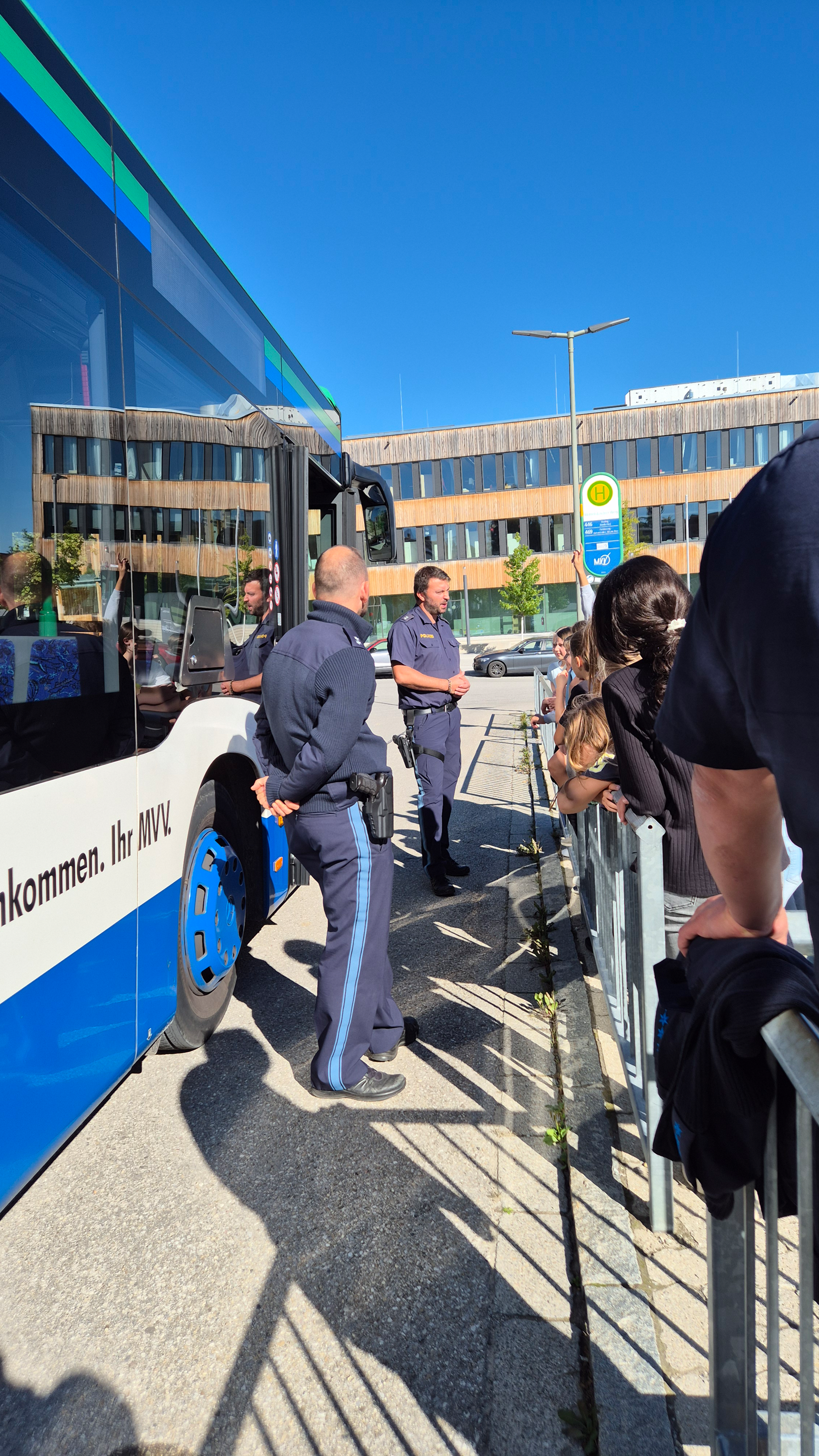Schulbustraining Bernhard Schweida von der Kreisverkehrswacht Ebersberg und sein Kollege beim Schulbustraining in Markt Schwaben