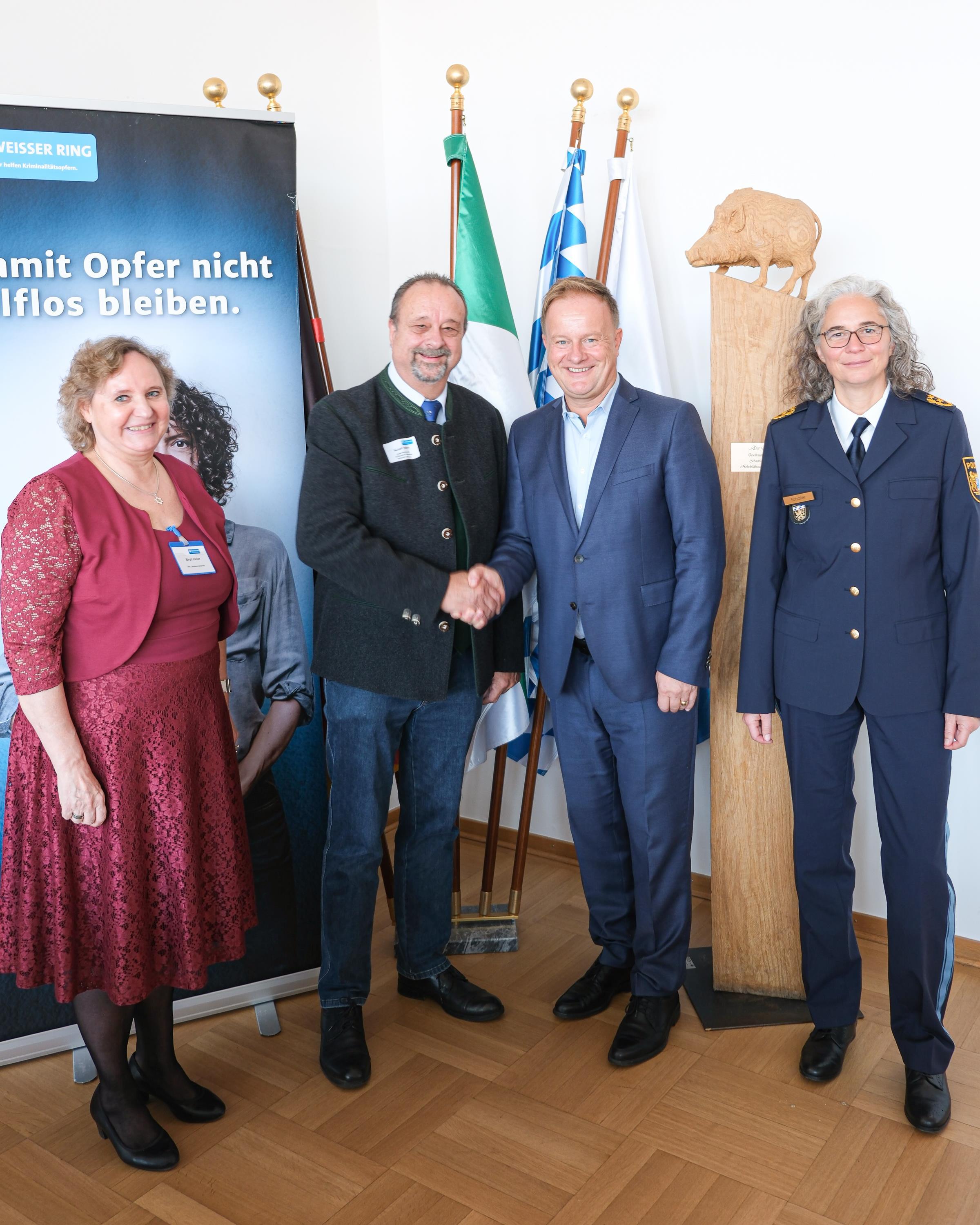 Birgit Heller (Landesvorsitzende WEISSER RING), Rudolf Haberl (Leiter Außenstelle Ebersberg WEISSER RING), Landrat Robert Niedergesäß, Kerstin Schaller (Präsidentin Polizeipräsidium Oberbayern-Nord)
