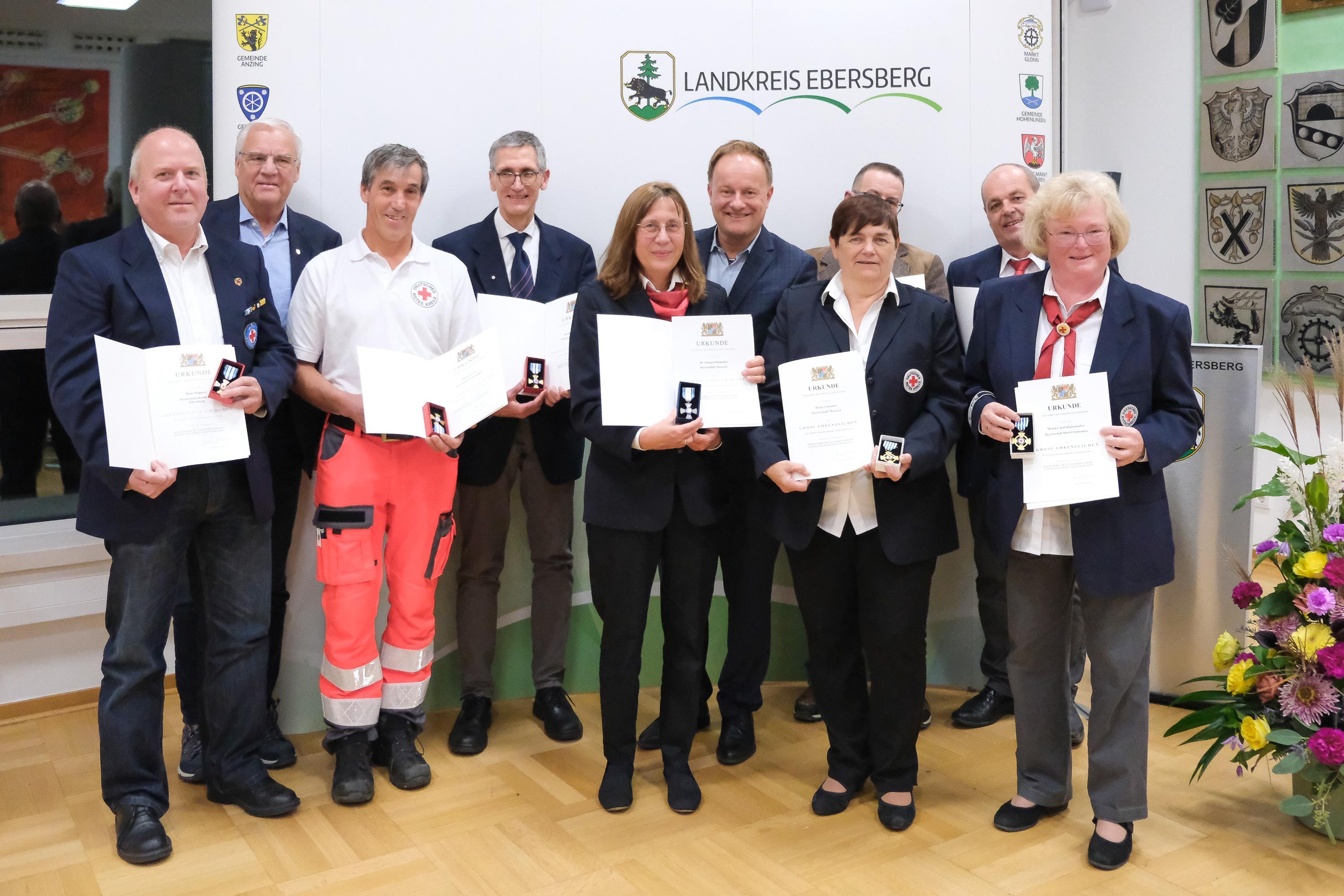 Hans Nappert, Walter Brillmayer (1. stellvertretender Vorsitzender BRK Kreisverband Ebersberg), Michael Perzl, Alexander Schemmel, Irmgard Bumeder, Landrat Robert Niedergesäß, Helga Garmaier, Robert Gilnhammer, Günter Obergrusberger, Monika Antl-Rattenhuber