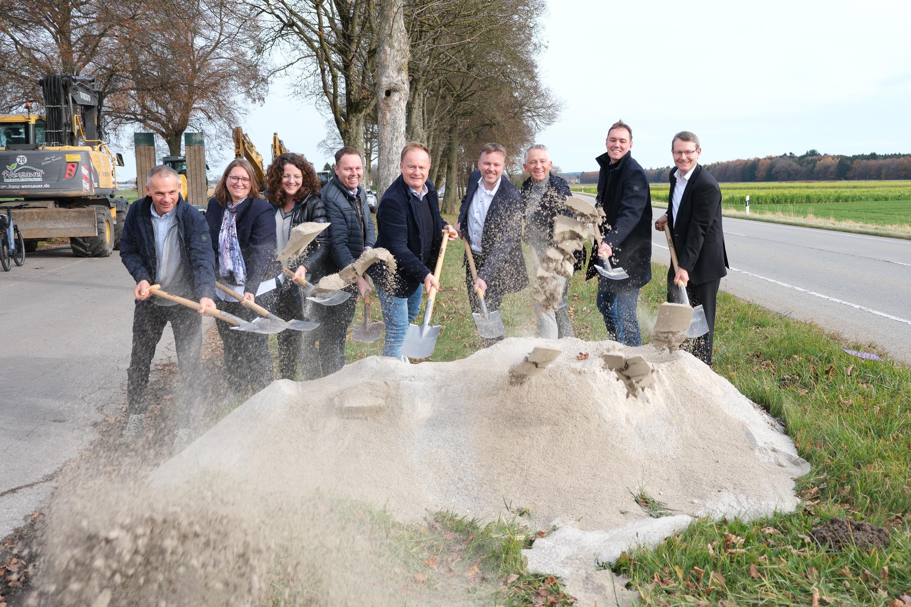 Stephan Kratzer (Fa. Swietelsky), Elfride Schreiber (Ingenieurbüro Gruber-Buchecker), Kathrin Alte (Erste Bürgermeisterin Anzing), Martin Riedl, (Kreisstraßen und nachhaltige Mobilität im LRA EBE), Landrat Robert Niedergesäß, Rupert Ostermair (Erster Bürgermeister Forstinning), Thomas Huber (MdL), Stefan Högenauer (Regierung von Oberbayern), Hans Jörg Oelschläger (Ministerialrat StMB) beim Spatenstich für den Radweg zwischen Schwaberwegen und Anzing