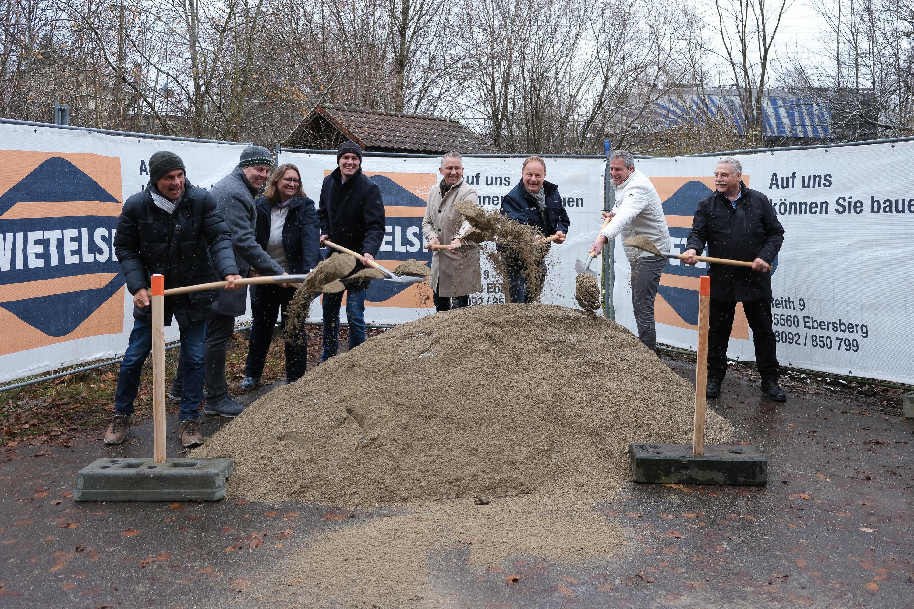 Stephan Kratzer (Fa. Swietelsky), Martin Riedl (Kreisstraßen und nachhaltige Mobilität im LRA EBE), Elfride Schreiber (Ingenieurbüro Gruber-Buchecker), Stefan Högenauer (Re-gierung von Oberbayern), Thomas Huber (MdL), Landrat Robert Niedergesäß, Christian Bauer (Erster Bürgermeister Stadt Grafing), Josef Schwäbl (Erster Bürgermeister Ge-meinde Bruck) beim Spatenstich für den neuen Radweg